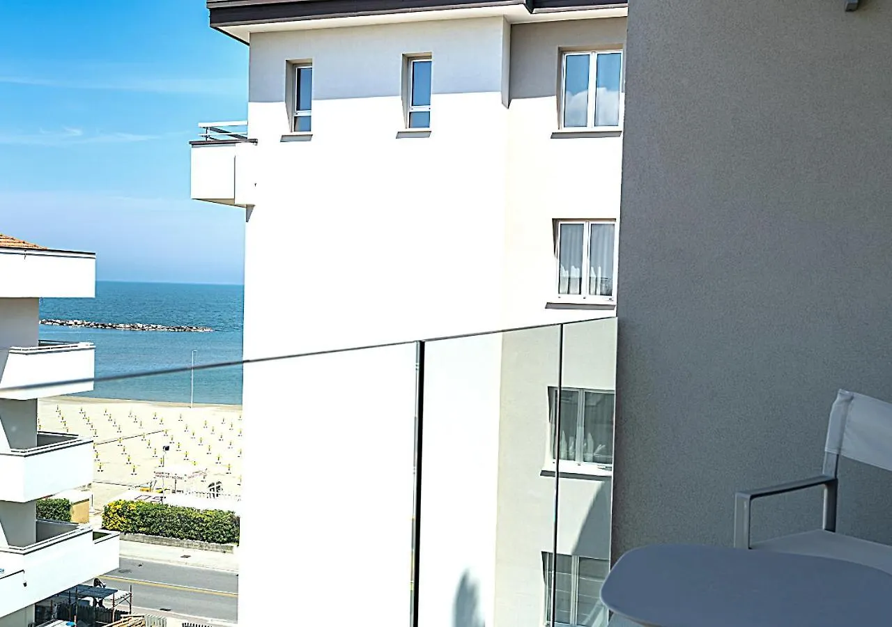 Hotel Savini Bellaria-Igea Marina 4*,