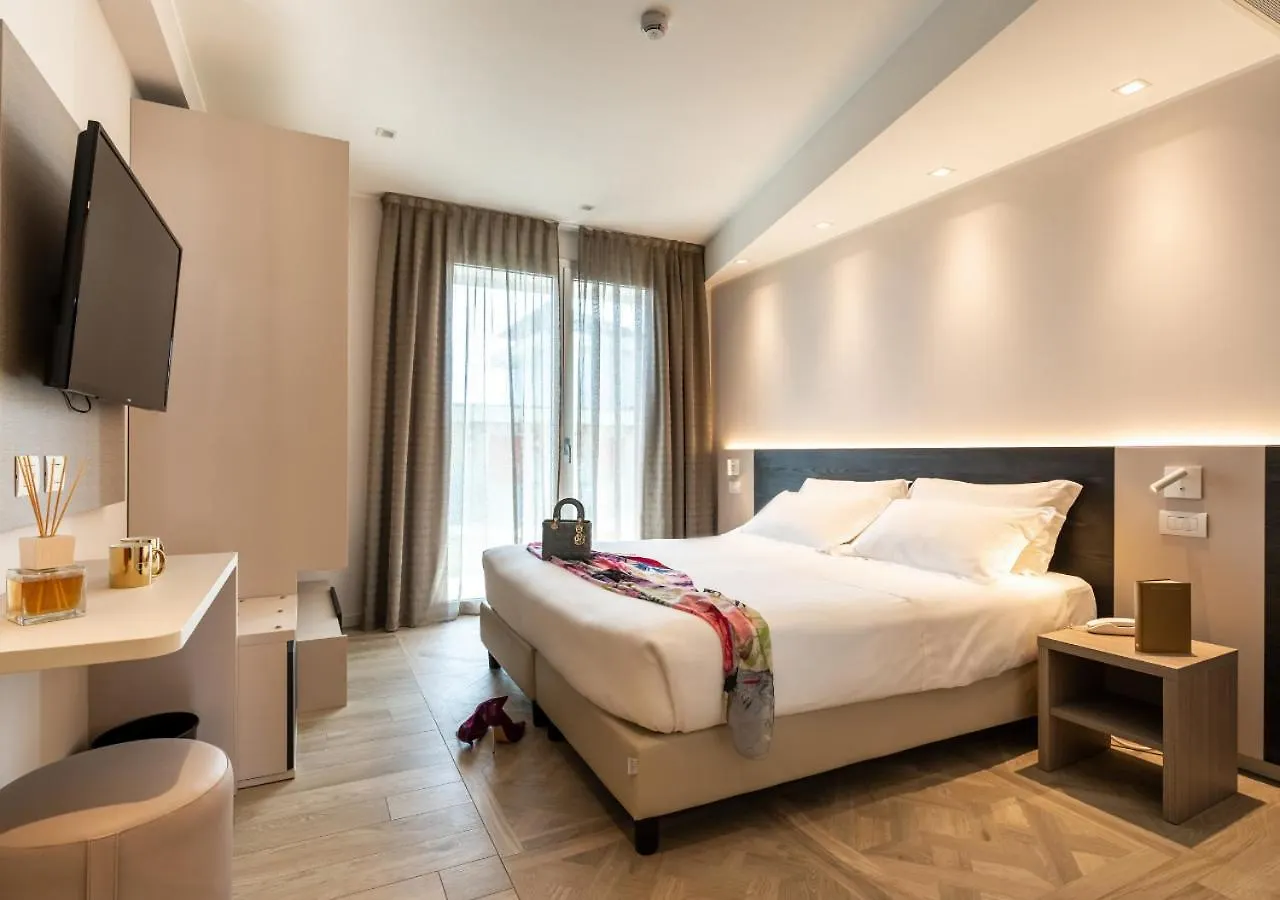 Hotel Savini Bellaria-Igea Marina 4*,